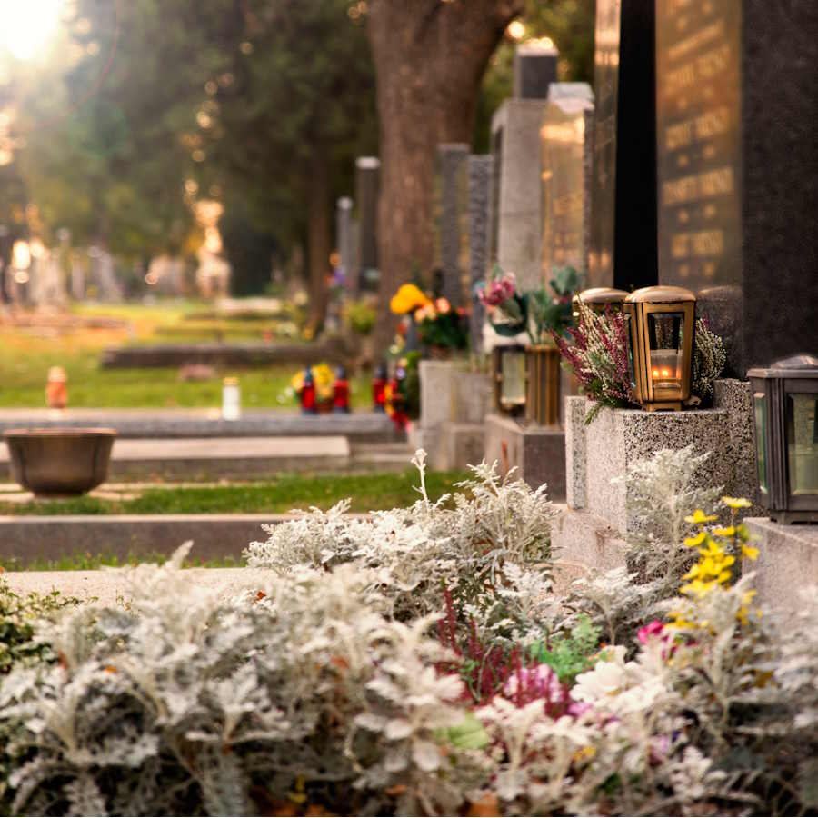 Friedhof mit geschmückten Gräbern. Vertrauen Sie auf unseren Bestatter in Ratingen.